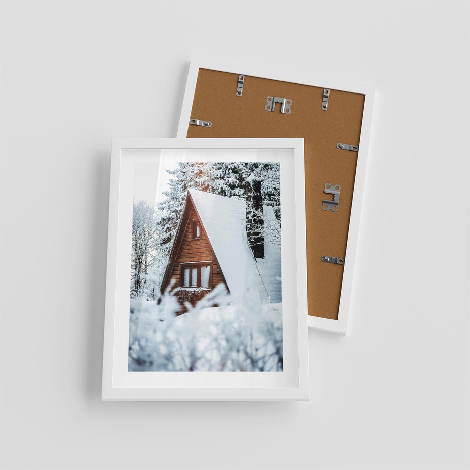 Plakat w ramie 30x40 - Zimowe Ustronie w Lesie - domek w lesie, zimowy las - rama biała