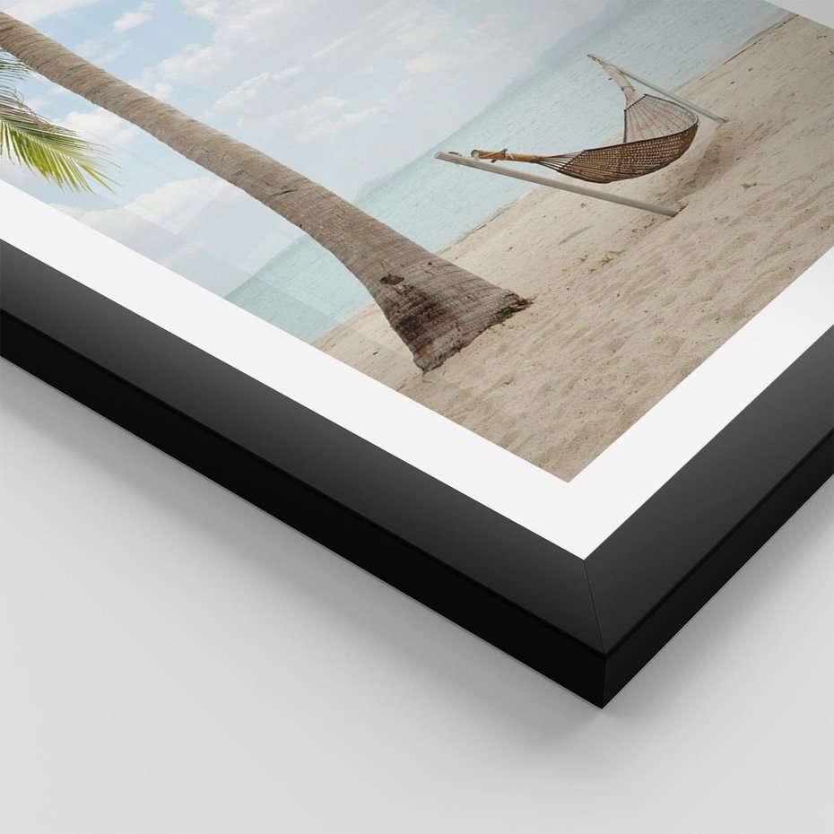 Plakat w ramie 50x70 - Relaks na plaży - palma, hamak - rama czarna