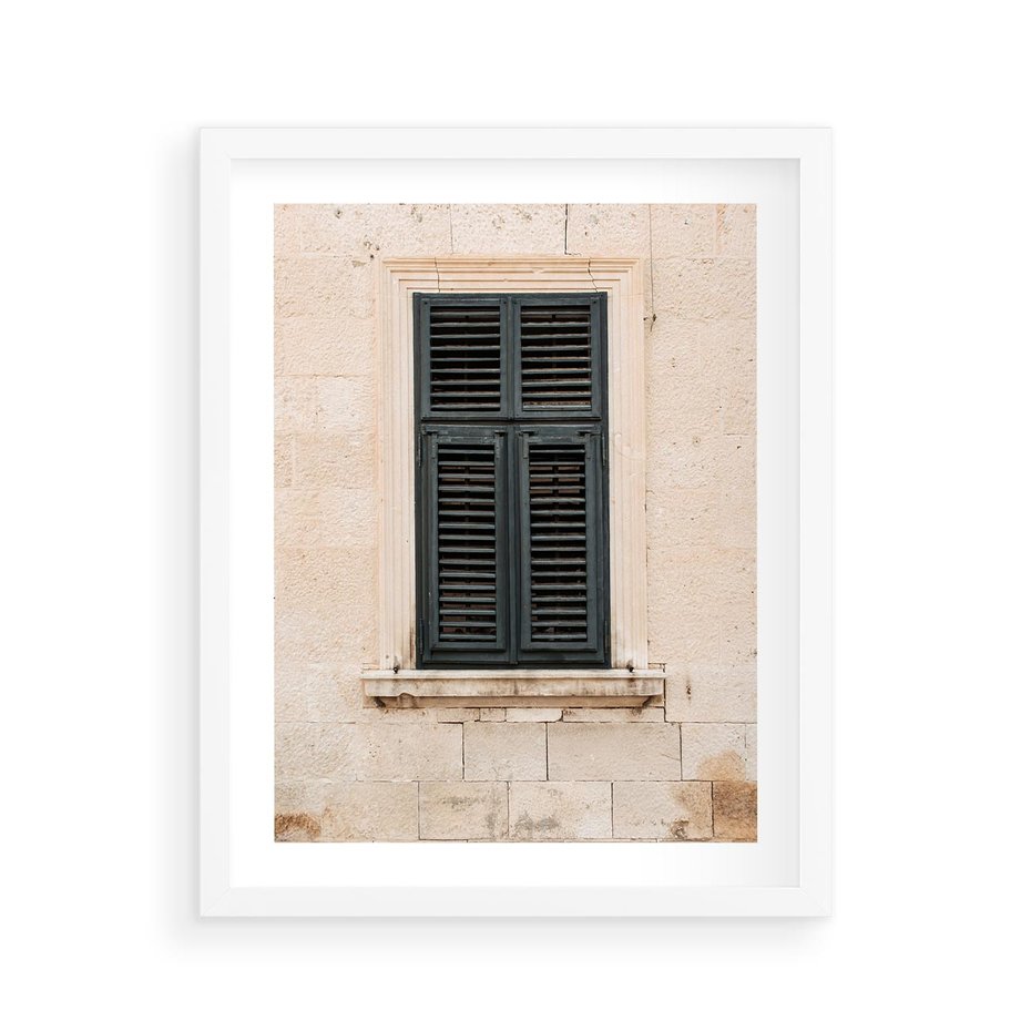 Plakat w ramie 40x50 - Urok Starego Okna z Zielonymi Okiennicami - stare okno, kamienica - rama biała