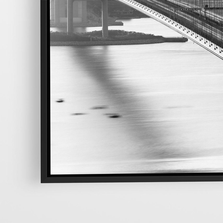 Obraz w ramie 100x70 - Ikona Miasta - most Nowy Jork, czarno biała fotografia - rama czarna