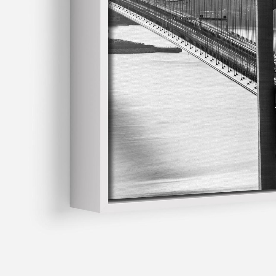 Obraz w ramie 50x50 - Ikona Miasta - most Nowy Jork, czarno biała fotografia - rama biała