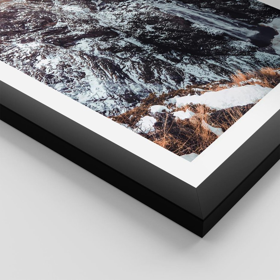 Plakat w ramie 40x50 - Góry w Białym Uroku: Zimowa Sceneria - górski krajobraz, zima - rama czarna