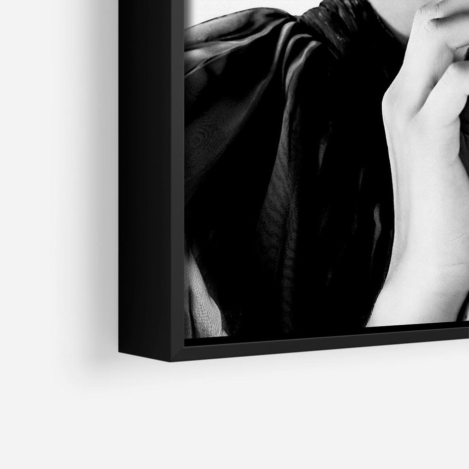 Obraz w ramie 50x50 - Czarna Elegancja - fotografia czarno biała, zbliżenie portret kobiety w czerni - rama czarna