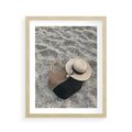 Plakat w ramie 40x50 - Plażowe Przygotowania - torba plażowa, kapelusz - rama drewno