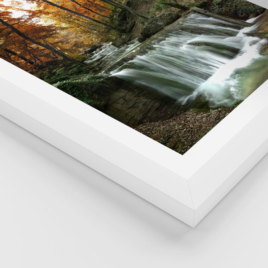 Plakat w ramie 30x40 - Jesienny wodospad w lesie - wodospad, las - rama biała