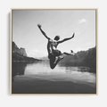 Obraz w ramie 50x50 - Beztroska Chwila - czarno biała fotografia, mężczyzna wesoło wskakuje do keziora w górach - rama drewno