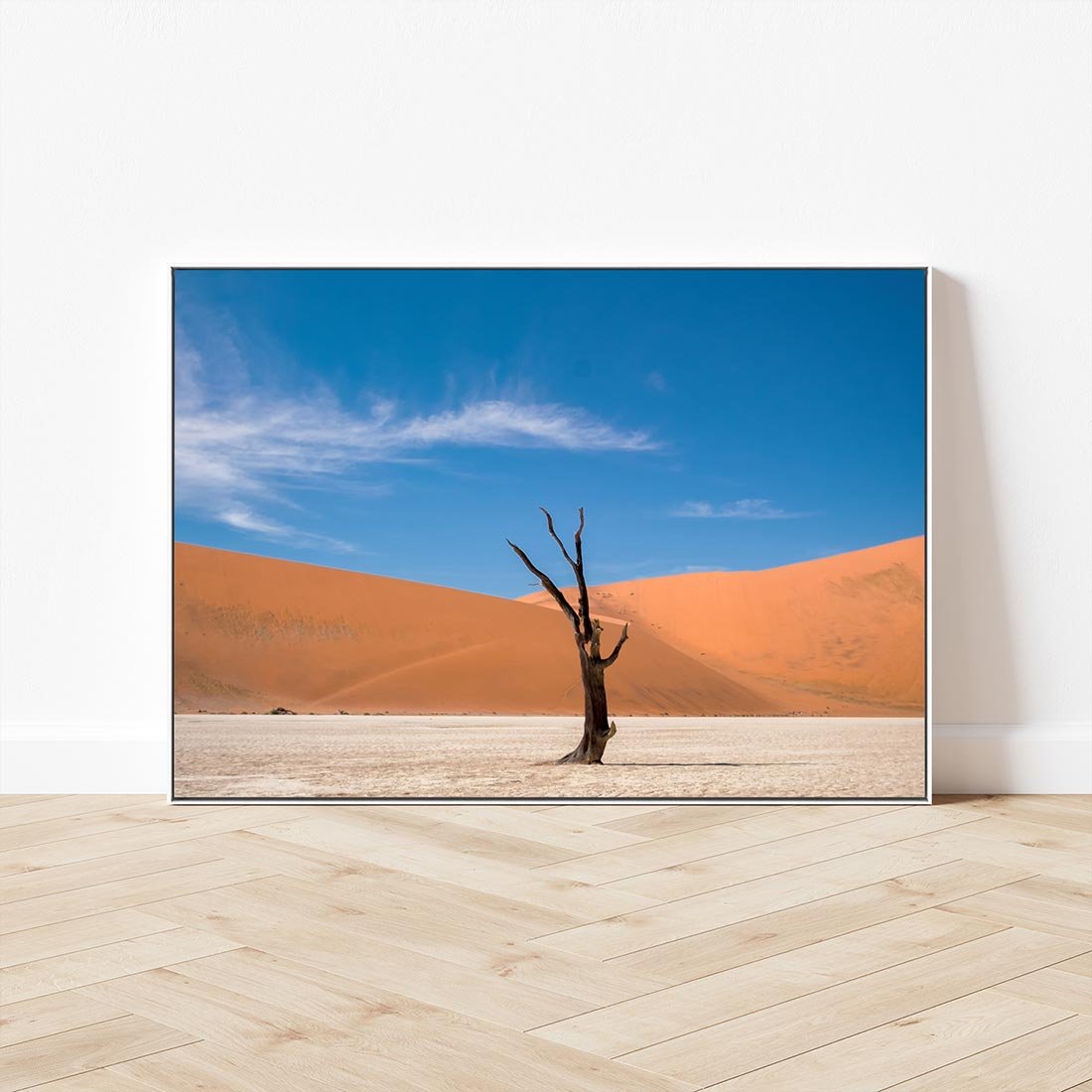Obraz w ramie 100x70 - Słońce i Suche Drzewo - pustynia, suche - rama biała