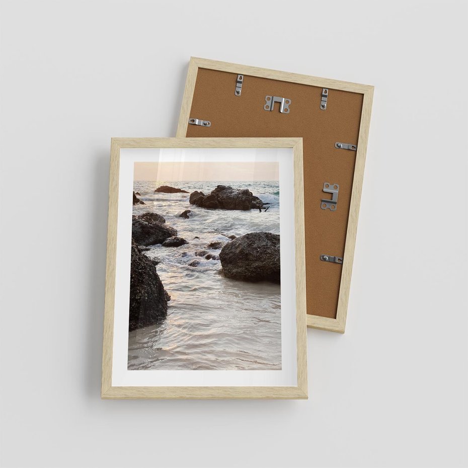 Plakat w ramie 30x40 - Dramatyczna Sceneria: Morze i Skały nad Brzegiem - fale, morze - rama drewno