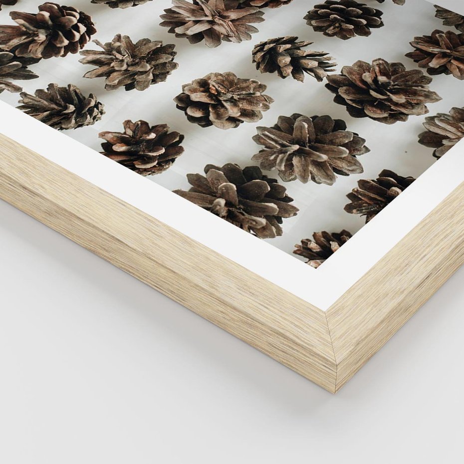 Plakat w ramie 50x70 - Jesienna Tekstura - kompozycja z suchych szyszek, jesienne szyszki - rama drewno