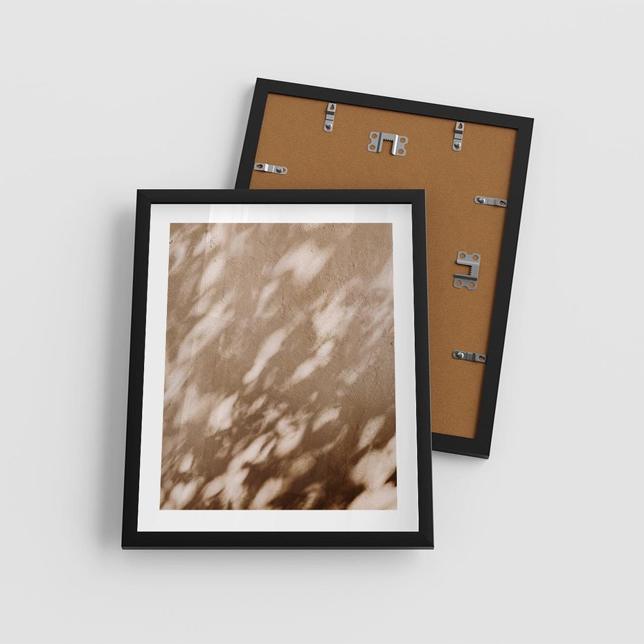 Plakat w ramie 40x50 - Abstrakcyjna Kompozycja: Cień na Ścianie - cień na ścianie, beżowe kolory - rama czarna