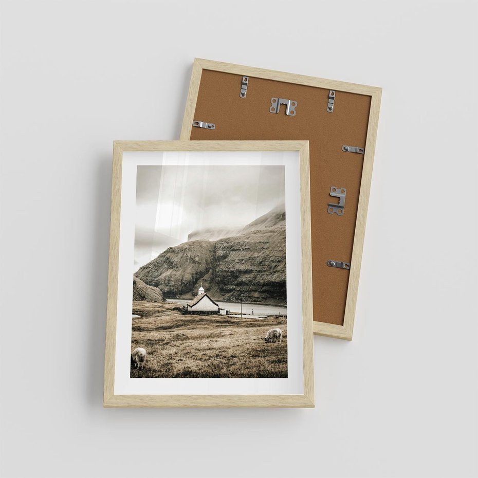 Plakat w ramie 30x40 - Kościół na Wzgórzu: Sepia Nostalgii - kościół w górach, na wzgórzu - rama drewno