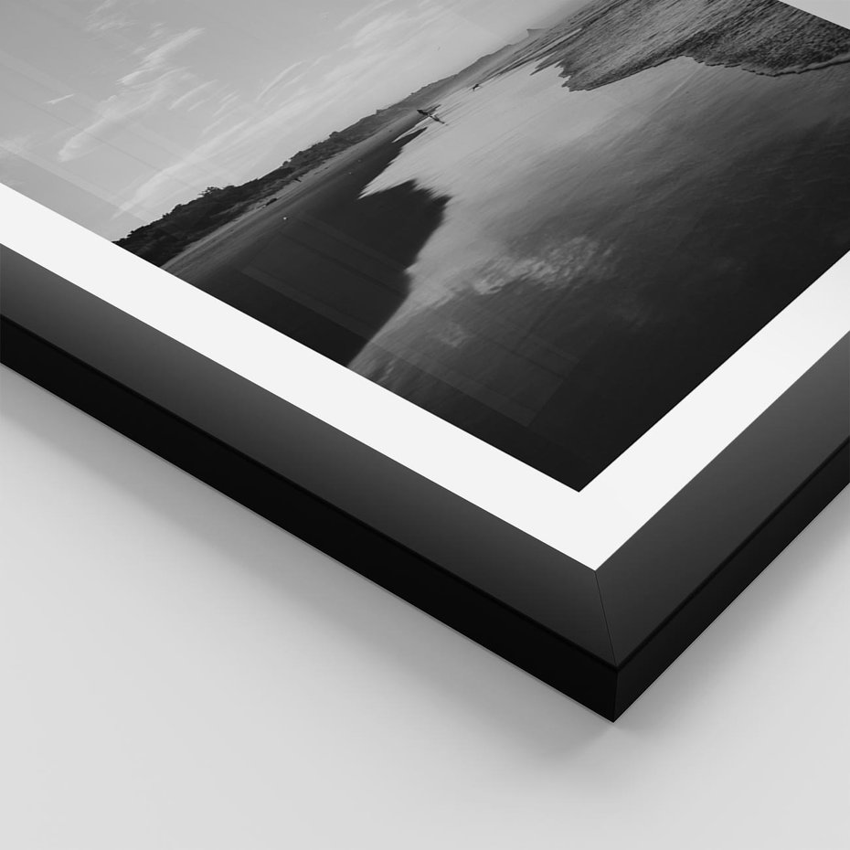 Plakat w ramie 50x70 - Nadmorska Melodia - czarno białe zdjęcie, plaża - rama czarna