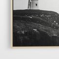 Obraz w ramie 120x80 - Melancholia Północy - czarnobiała fotografia, nadmorska latarnia na klifie - rama drewno