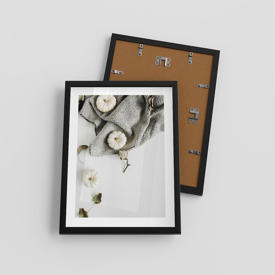 Plakat w ramie 30x40 - Białe Dynie i Przytulny Koc - kompozycja jesienna, białe dynie - rama czarna