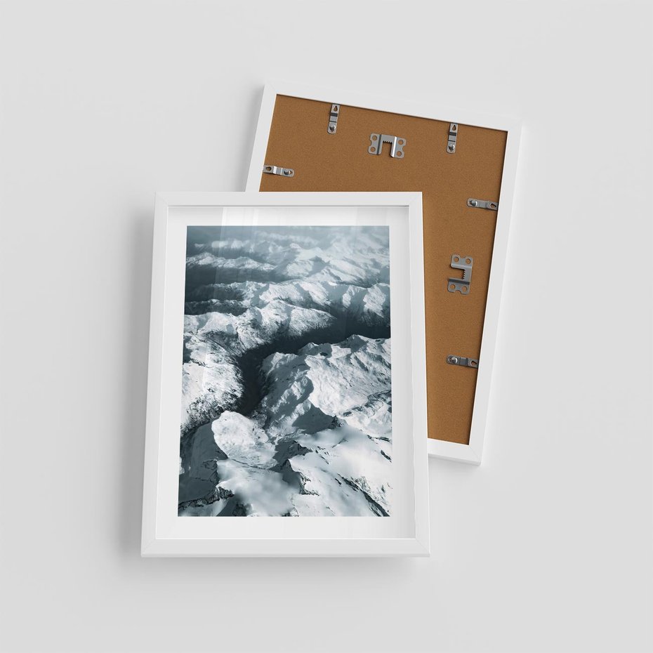 Plakat w ramie 30x40 - Ośnieżone Szczyty z Wysoka - ośnieżone szczyt górskie, zdjęcie z lotu ptaka - rama biała