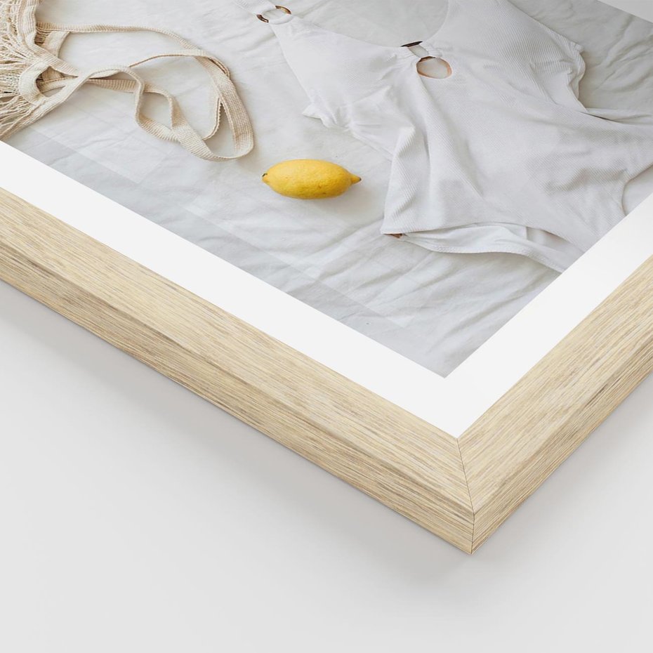 Plakat w ramie 50x70 - Moda na Wakacje: Cytrynowy Urok - kompozycja letnia, fashion - rama drewno