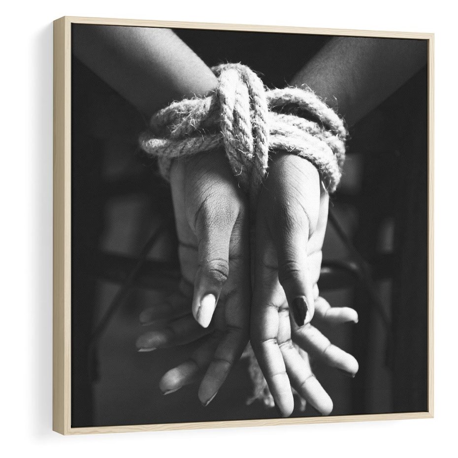 Obraz w ramie 50x50 - Splątane Uczucia - czarno biała fotografia, artystyczna - rama drewno