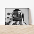 Obraz w ramie 100x70 - Mężczyzna za Aparatem - czarno białe zdjęcie, portret - rama czarna