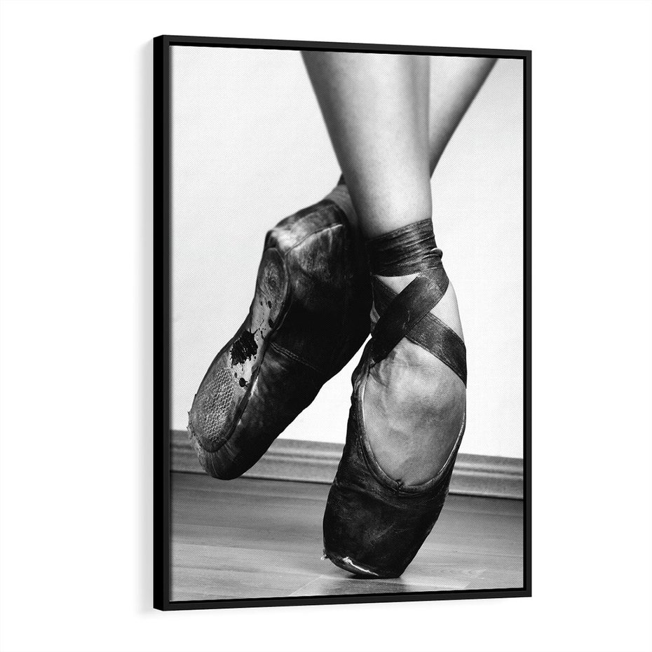 Obraz w ramie 70x100 - Taniec Zmysłów - artystyczne zdjęcie, odcienie szarości - rama czarna