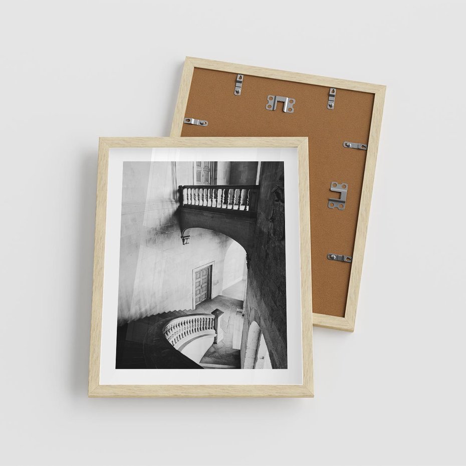 Plakat w ramie 40x50 - Po Schodach w Dół - czarno białą fotgrafia, zakręcone schody w starek kamienicy - rama drewno