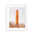 Plakat w ramie 40x50 - Deska w Piasku: Gotowa na Fale - plaża, pomarańczowa deska surfingowa wbita w piasek - rama biała