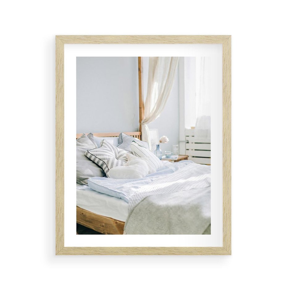 Plakat w ramie 40x50 - Relaks w Sypialni: Jasne Kolory - zdjęcie sypialni, łóżko - rama drewno