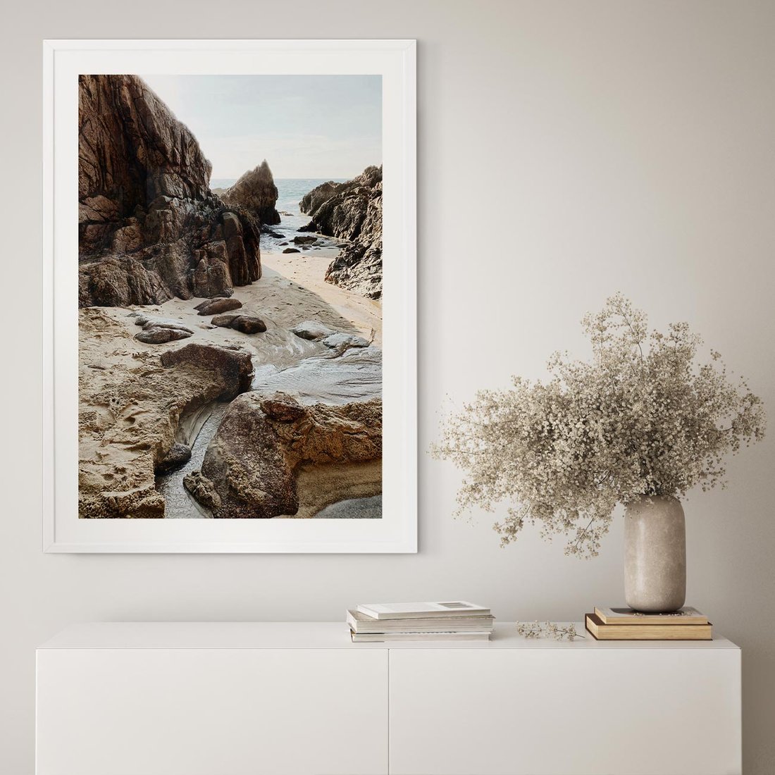 Plakat w ramie 50x70 - Morze i Klify - skalista plaża, krajobraz morski - rama biała