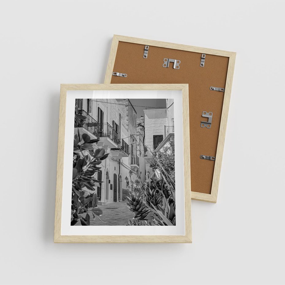 Plakat w ramie 40x50 - Nadmorska Uliczka - czarno białe zdjecie, uliczka w nadmorskim mieście - rama drewno