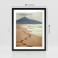 Plakat w ramie 40x50 - Ślady stóp na plaży - plaża, ślady - rama czarna