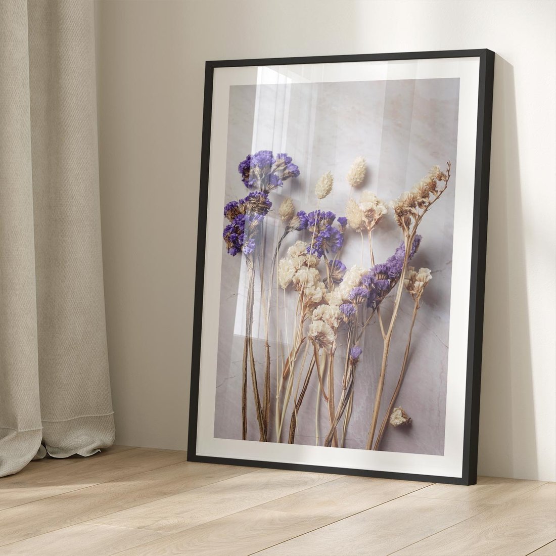 Plakat w ramie 40x50 - Błękitno-Biała Harmonia - suszone kwiaty, błekitne - rama czarna