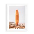 Plakat w ramie 50x70 - Deska w Piasku: Gotowa na Fale - plaża, pomarańczowa deska surfingowa wbita w piasek - rama biała