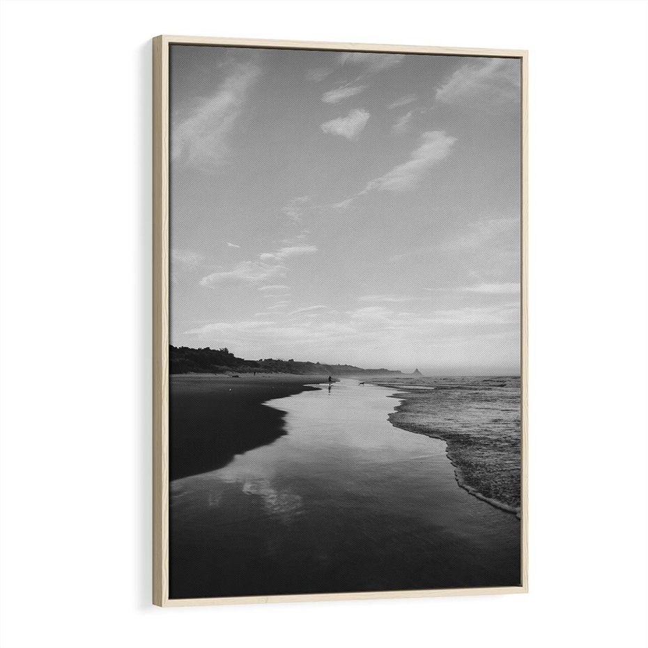 Obraz w ramie 80x120 - Nadmorska Melodia - czarno białe zdjęcie, plaża - rama drewno