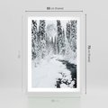Plakat w ramie 50x70 - Spokój Zimowego Lasu w Górach - zima w lesie, w górach - rama biała