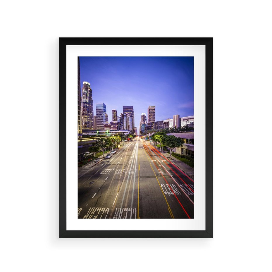 Plakat w ramie 30x40 - Światło nocnej ulicy - miasto, nocą - rama czarna