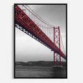 Obraz w ramie 50x70 - Majestatyczny Most - czarno biała fotografia, czerwony stalowy most nad rzeką - rama czarna