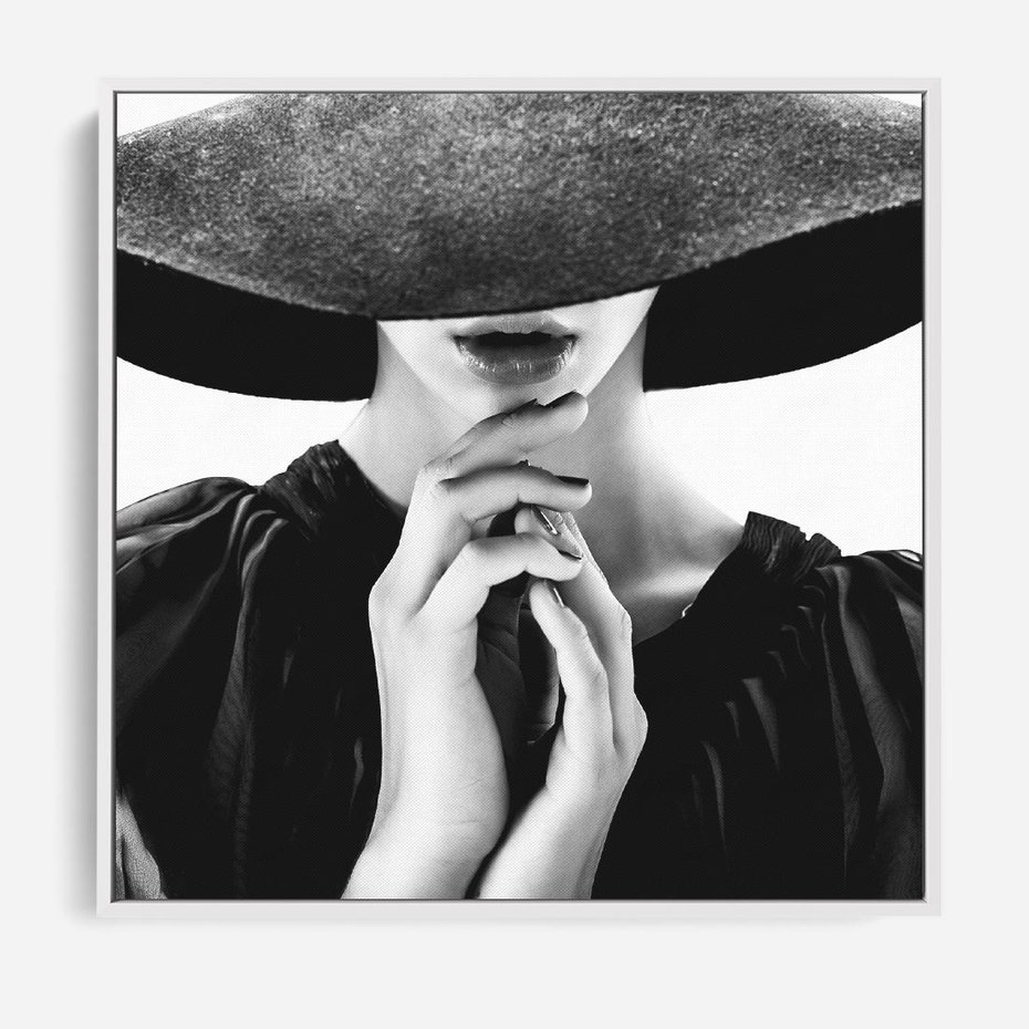 Obraz w ramie 50x50 - Czarna Elegancja - fotografia czarno biała, zbliżenie portret kobiety w czerni - rama biała