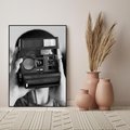 Obraz w ramie 70x100 - Mężczyzna za Aparatem - czarno białe zdjęcie, portret - rama czarna