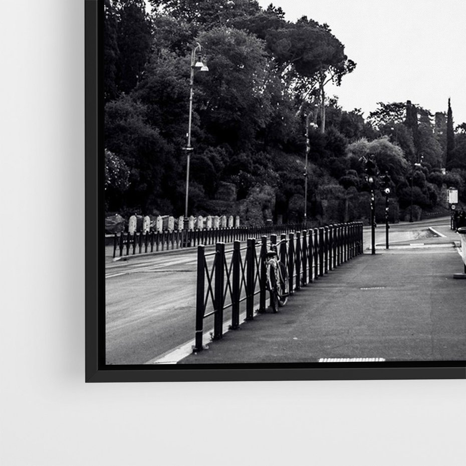 Obraz w ramie 70x100 - Echa Historii - czarno biała fotografia, koloseum - rama czarna