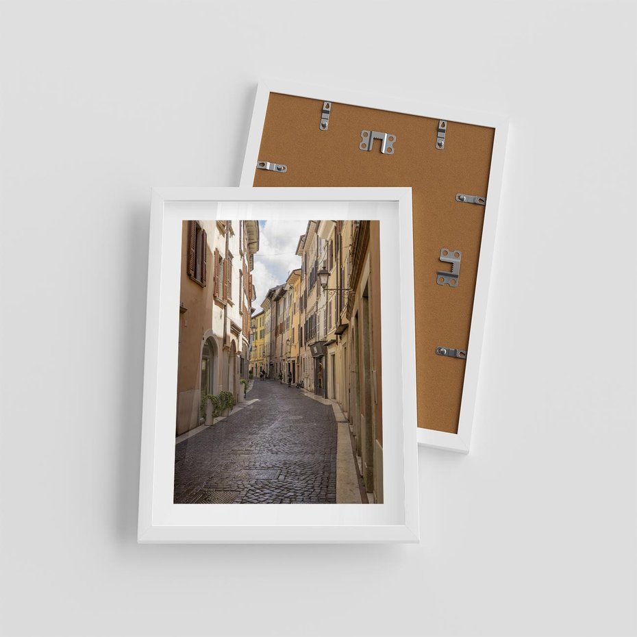 Plakat w ramie 30x40 - Magiczne widoki - uliczka, perspektywa - rama biała