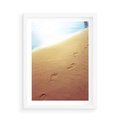 Plakat w ramie 50x70 - Ślad Przygody - ślady, stóp - rama biała