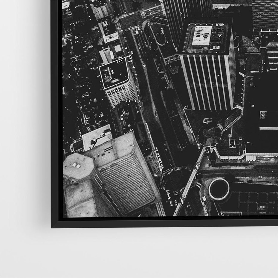 Obraz w ramie 50x50 - Kontrastujące miasto - miasto, biało - rama czarna