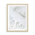 Plakat w ramie 50x70 - Sztuka i Komfort - pościel, biała kołdra poduszka - rama drewno