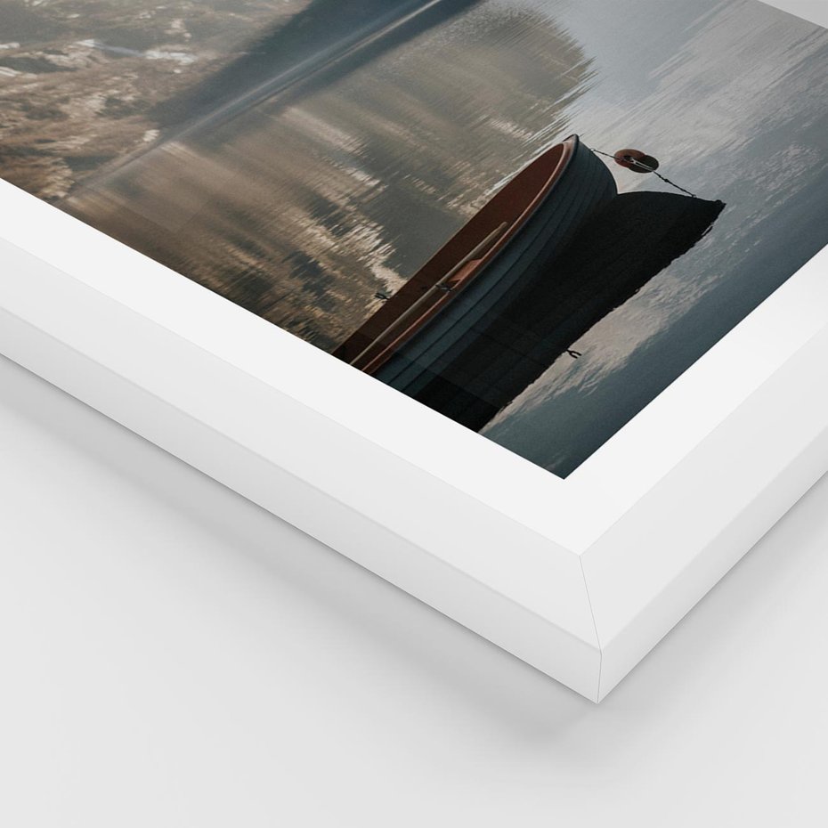 Plakat w ramie 30x40 - Refleksje Natury - morze, łódka - rama biała