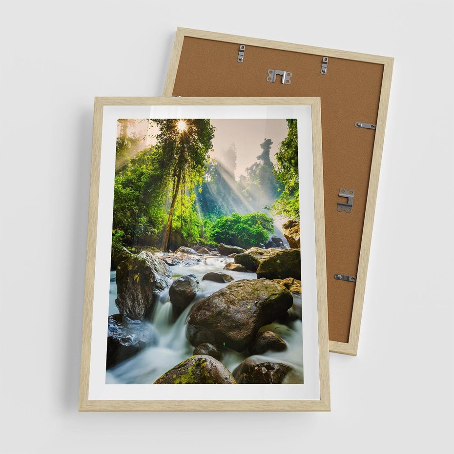 Plakat w ramie 50x70 - Idylliczny strumyk w urokliwym lesie - strumyk, las - rama drewno