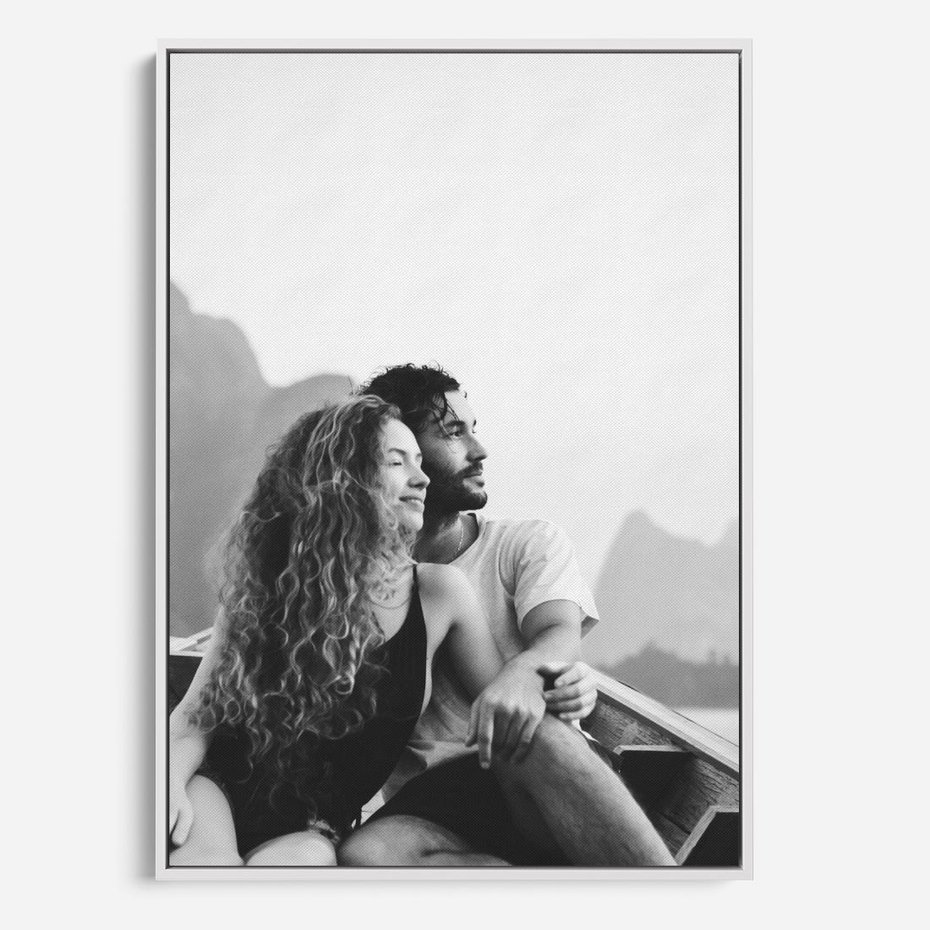 Obraz w ramie 70x100 - Księga mglistych marzeń - czarno biała fotografia, para zakochanych w łodzi - rama biała