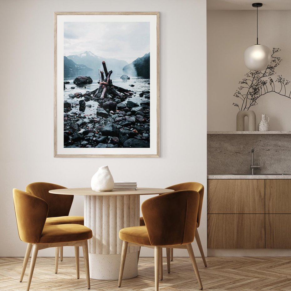 Plakat w ramie 40x50 - To ujęcie jeziora w górach z zgaszonym ogniskiem nad brzegiem, tworząc atmosferę spokoju i refleksji w otoczeniu przyrody. - jezioro w górach, zgaszone ognisko - rama drewno