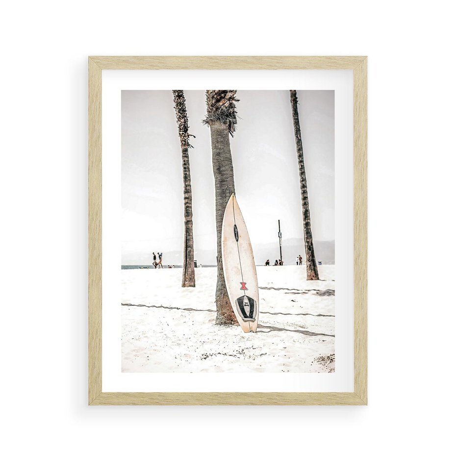 Plakat w ramie 40x50 - Plażowy Relaks - deska surfingowa, oparta o palmę - rama drewno