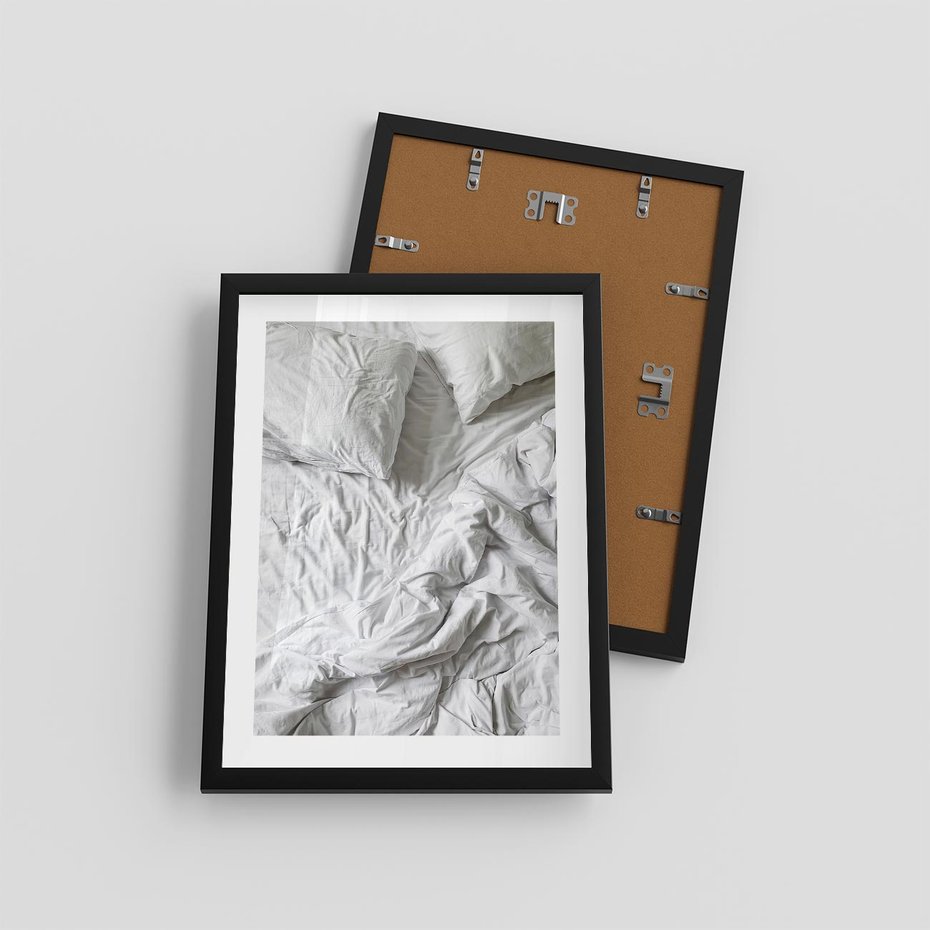 Plakat w ramie 30x40 - Biała Pościel na Łóżku - biała pościel, łóżko - rama czarna