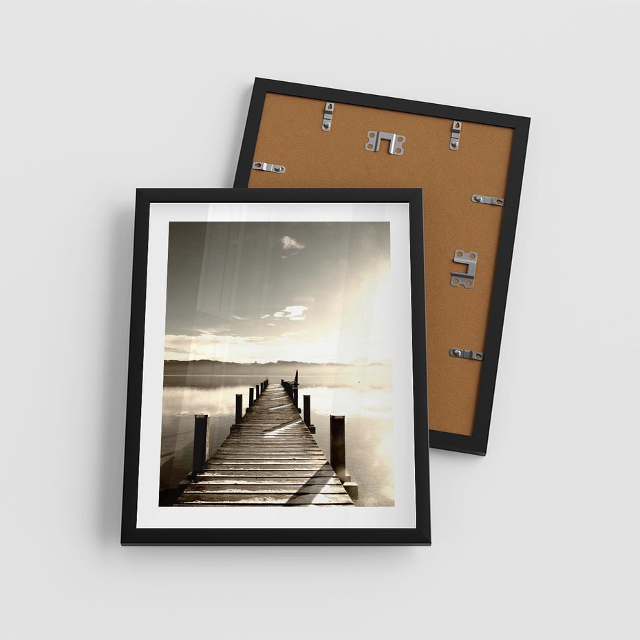 Plakat w ramie 40x50 - Mglisty poranek na pomostcie - pomost, mgła - rama czarna