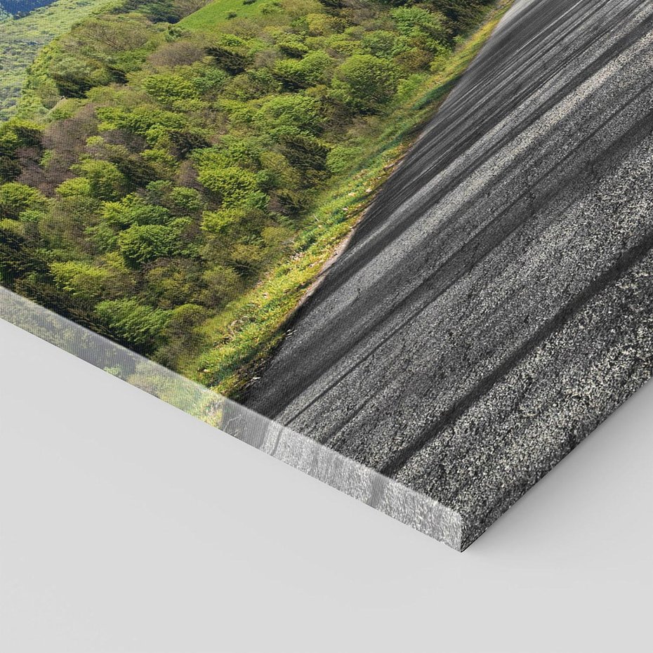 Obraz na płótnie 70x50 - Droga przez góry: podróż do przygody - droga, góry